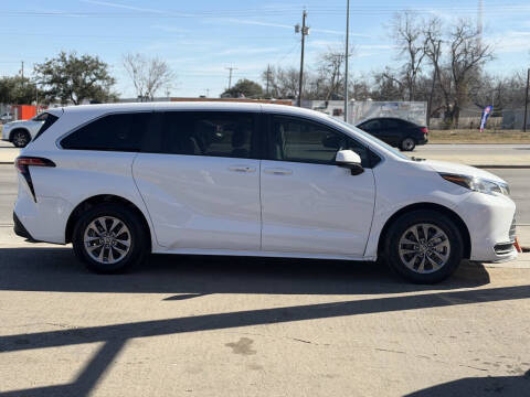 2022 Toyota Sienna LE 8-Passenger