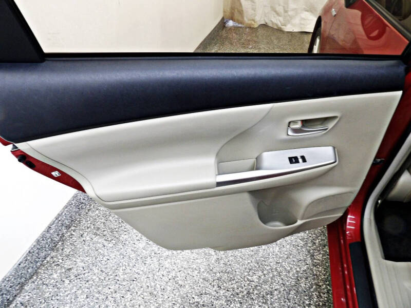 2014 Toyota Prius v Five