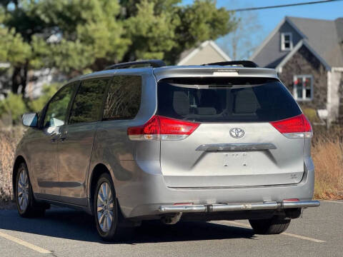 2014 Toyota Sienna LE 7-Passenger