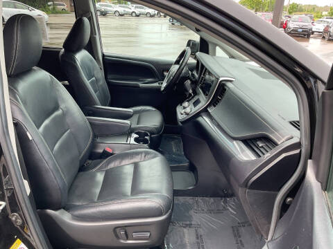 2015 Toyota Sienna SE 8-Passenger