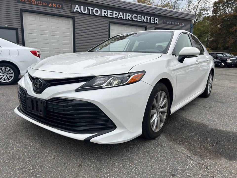 2019 Toyota Camry LE's photo