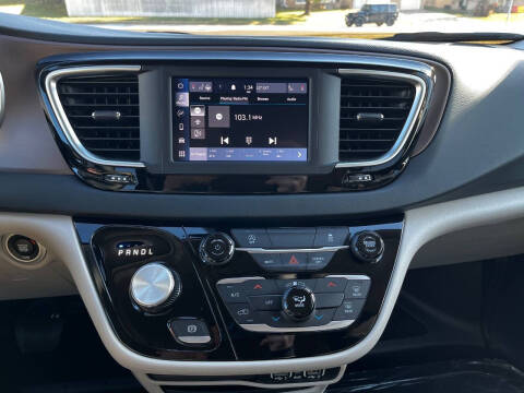 2023 Chrysler Voyager LX