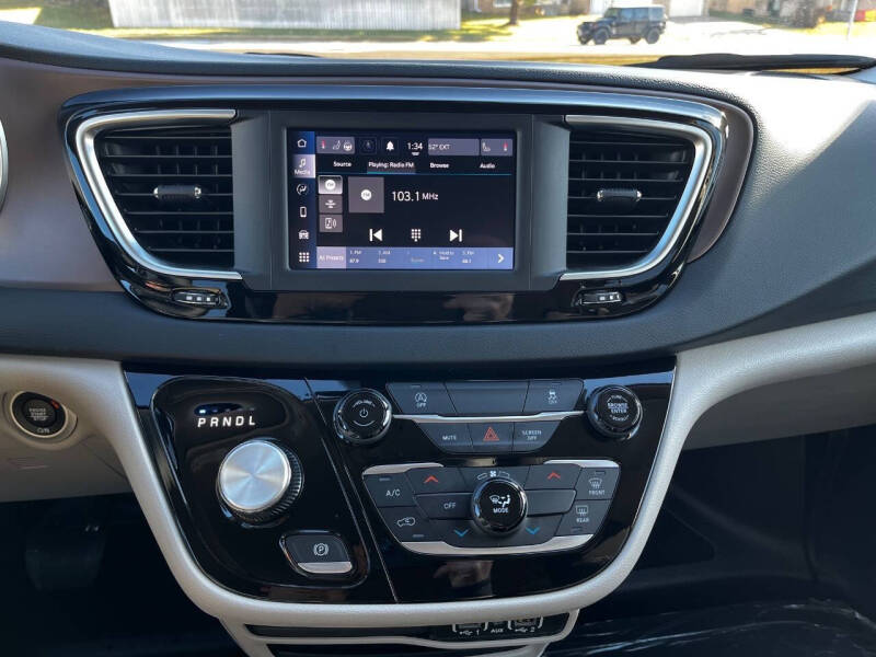 2023 Chrysler Voyager LX