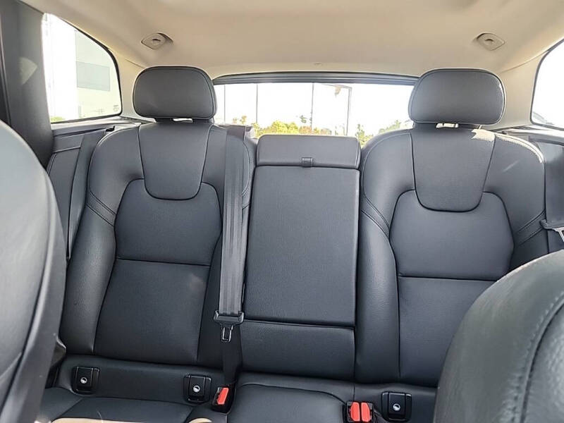 2025 Volvo XC60 B5 Plus Dark Theme