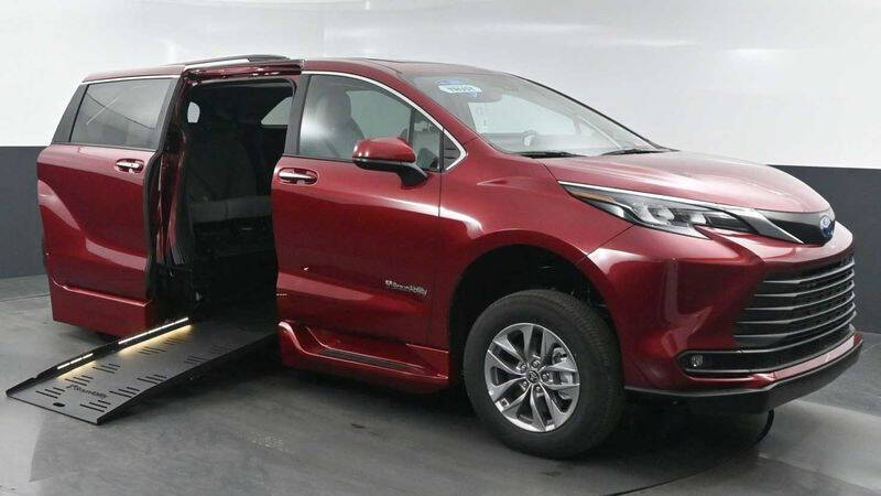 2025 Toyota Sienna XLE's photo