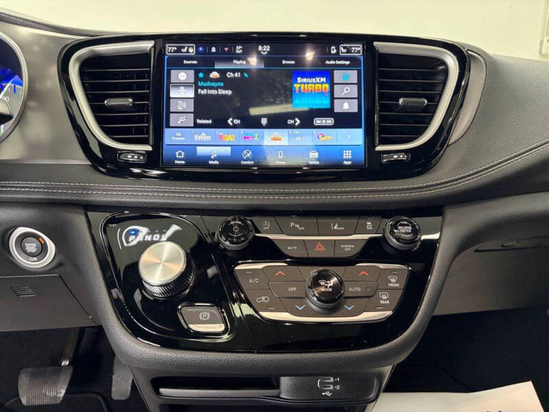 2026 Chrysler Pacifica Select