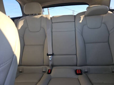 2018 Volvo XC60 T8 eAWD Momentum