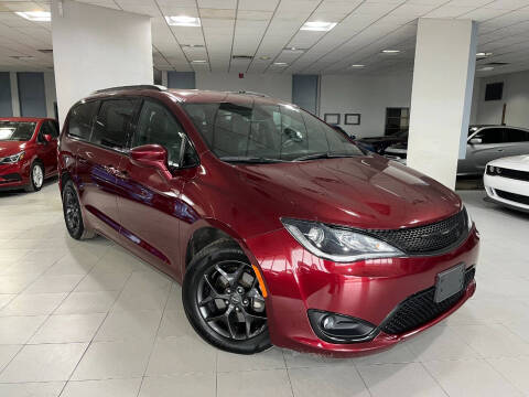 2020 Chrysler Pacifica for sale at Auto Mall of Springfield in Springfield IL