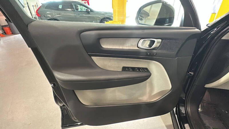 2023 Volvo XC40 B5 Plus Bright Theme
