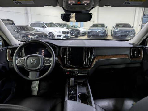 2022 Volvo XC60 B5 Momentum