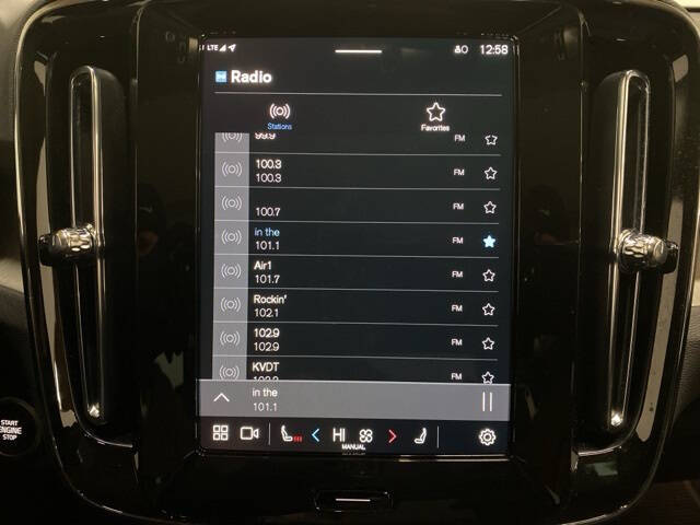 2025 Volvo XC40 B5 Plus Dark Theme