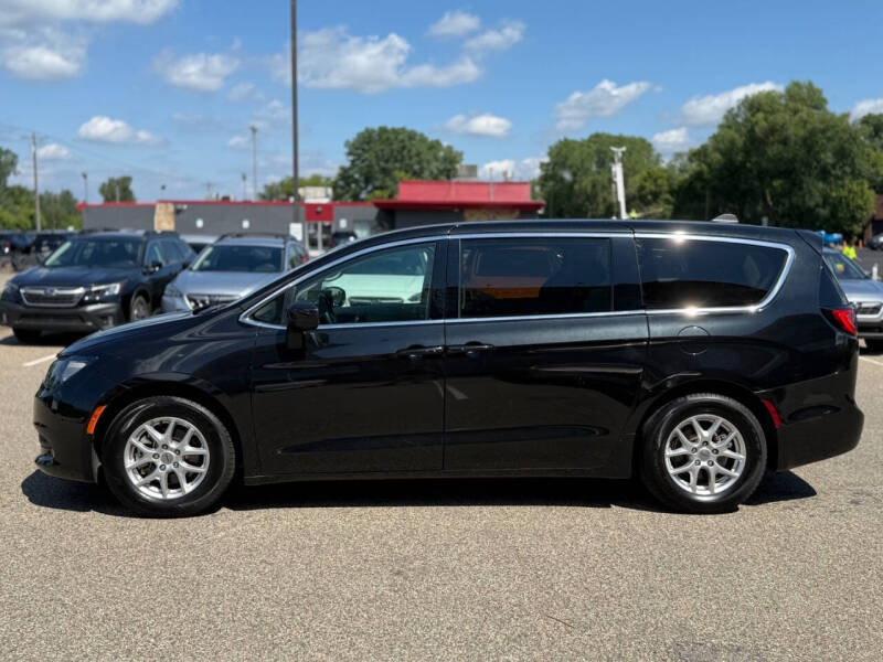2022 Chrysler Voyager LX