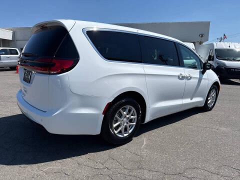 2027 Chrysler Pacifica Select