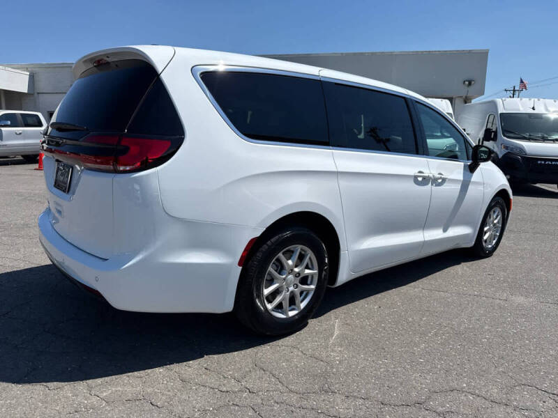 2027 Chrysler Pacifica Select