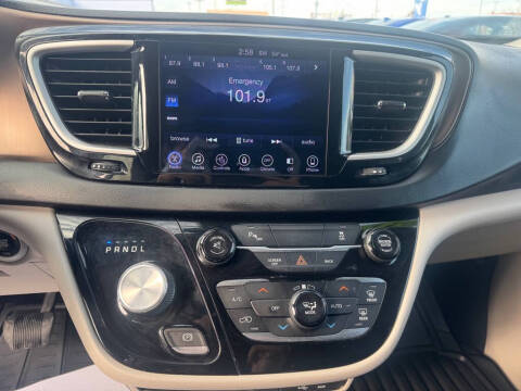 2017 Chrysler Pacifica Touring-L