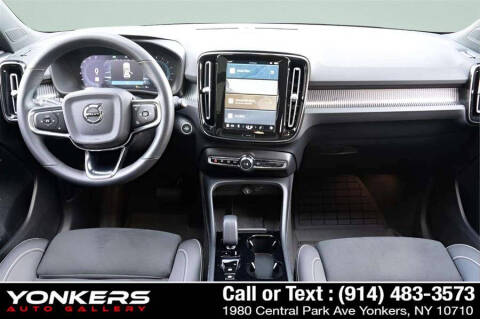 2023 Volvo XC40 B5 Ultimate Dark Theme