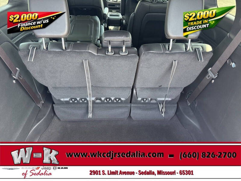 2027 Chrysler Pacifica Select