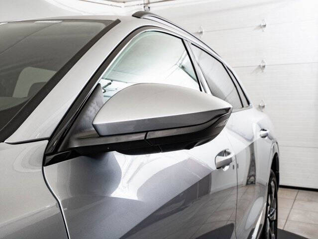 2022 Audi e-tron quattro Premium