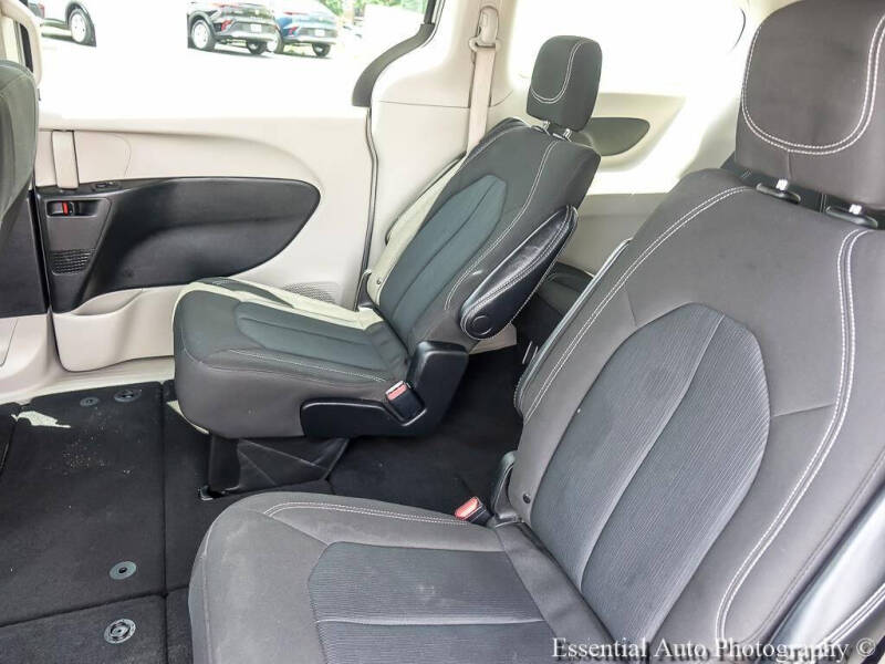 2022 Chrysler Voyager LX