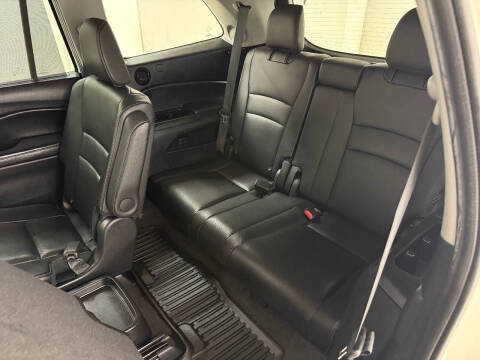 2019 Honda Pilot Touring w/Rear Captain's Chairs