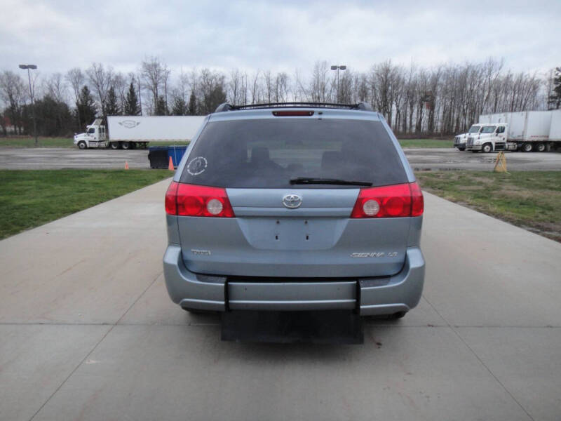 2010 Toyota Sienna LE 7-Passenger