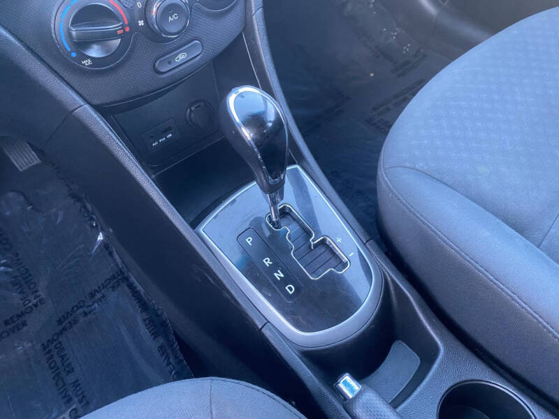 2013 Hyundai Accent SE