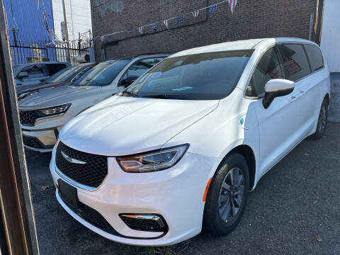 2023 Chrysler Pacifica Plug-In Hybrid for sale at Luxury Auto Mall, Inc. in Brooklyn NY