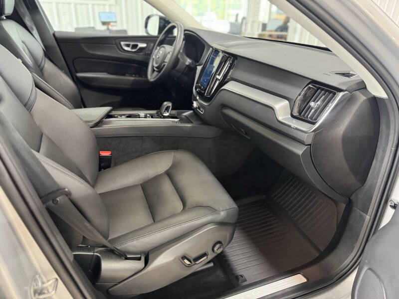 2024 Volvo XC60 B5 Core Dark Theme