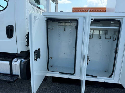 2013 Freightliner M2 106