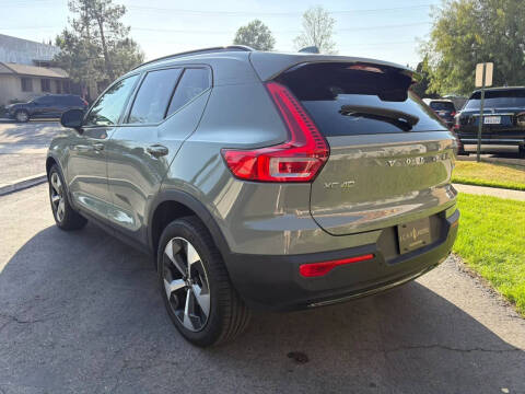 2023 Volvo XC40 B5 Plus Dark Theme