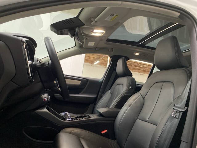 2025 Volvo XC40 B5 Plus Dark Theme