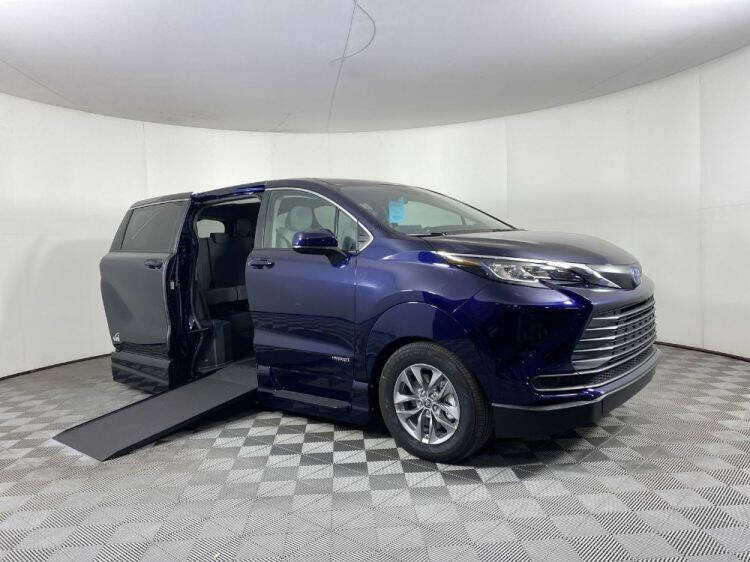 2021 Toyota Sienna LE 8-Passenger
