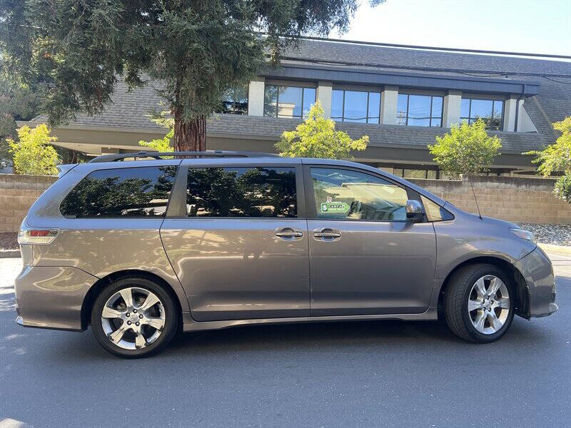 2012 Toyota Sienna SE 8-Passenger