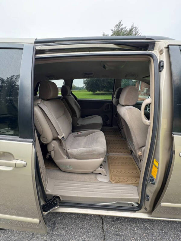2004 Toyota Sienna LE 7 Passenger