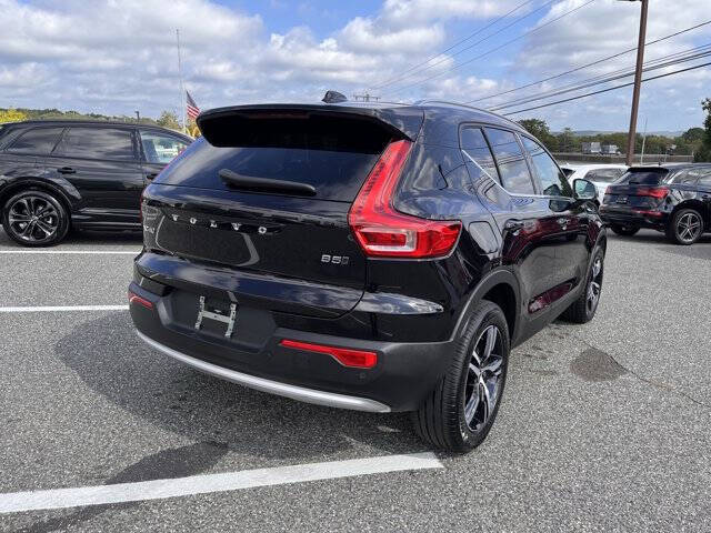 2025 Volvo XC40 B5 Core Bright Theme