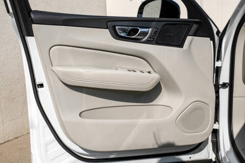 2023 Volvo XC60 B5 Ultimate Dark Theme