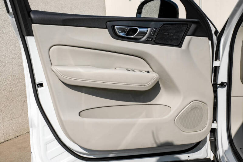 2023 Volvo XC60 B5 Ultimate Dark Theme