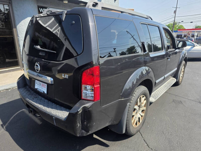 2012 Nissan Pathfinder LE