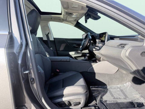 2025 Lexus ES 300h F SPORT Design