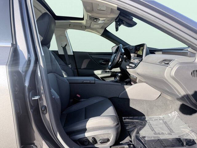 2025 Lexus ES 300h F SPORT Design