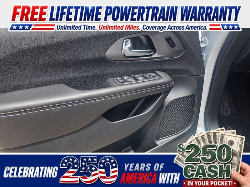 2027 Chrysler Pacifica Select