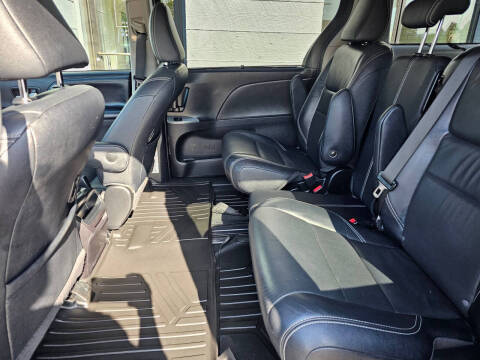 2017 Toyota Sienna SE 8-Passenger