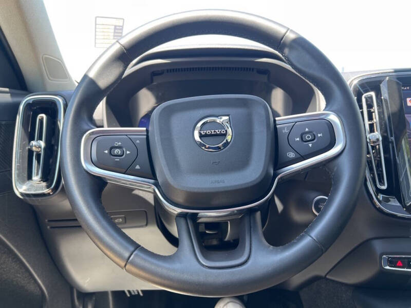 2023 Volvo XC40 B5 Plus Dark Theme