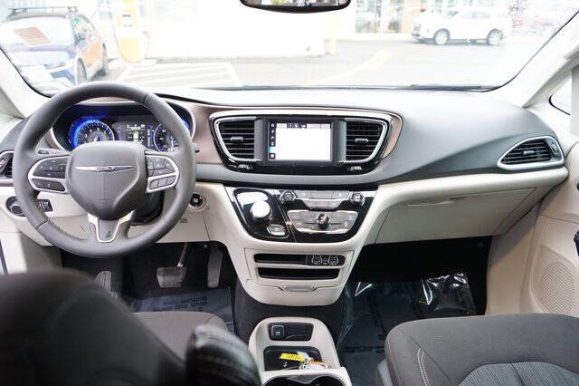 2024 Chrysler Voyager LX