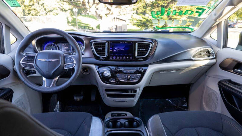 2017 Chrysler Pacifica Touring-L
