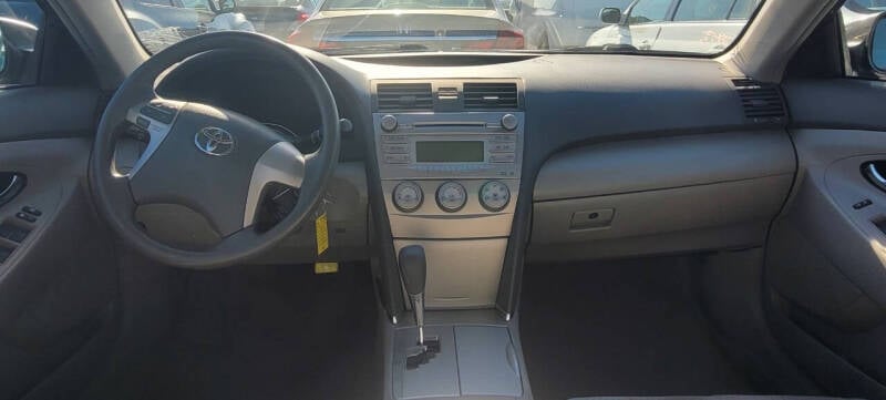 2010 Toyota Camry LE photo 8