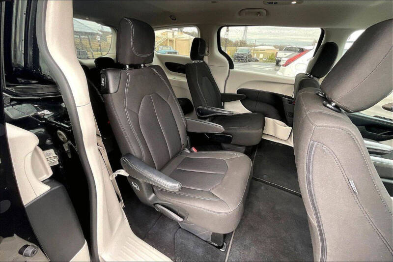 2023 Chrysler Voyager LX