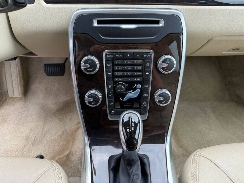 2016 Volvo XC70 T5 Premier