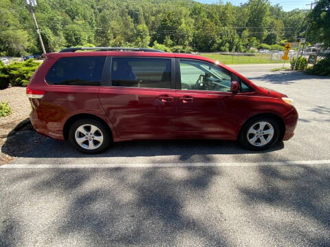 2014 Toyota Sienna LE 7-Passenger Auto Access Seat