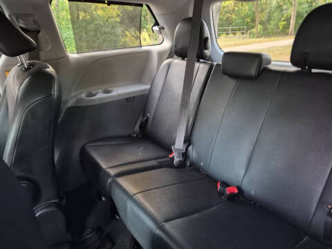 2011 Toyota Sienna SE 8-Passenger